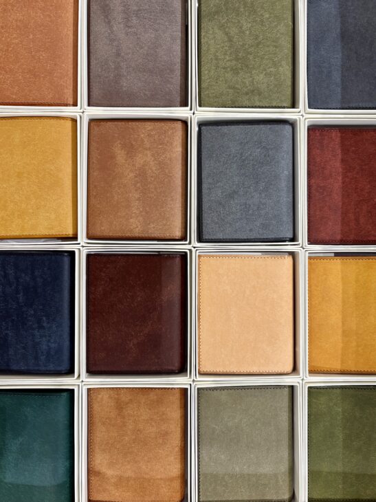 alt="Wallets in various colors"alt