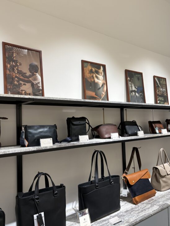 alt="How the bags are displayed in the store"alt