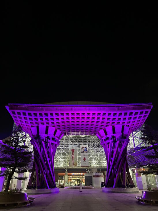 alt="The Tsuzumi-mon Gate in front of Kanazawa Station"alt
